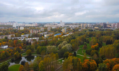 Obraz premium Top view of the autumn city near the park with trees
