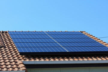 住宅の屋根のソーラーパネル