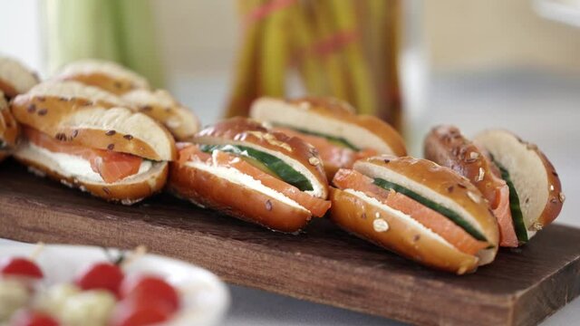 Small sandwiches as an aperitif and small fillings with salmon and cucumber. The shot is close together there is bokeh and the tracking is in slow motion.
The rolls are several, there are plenty of th