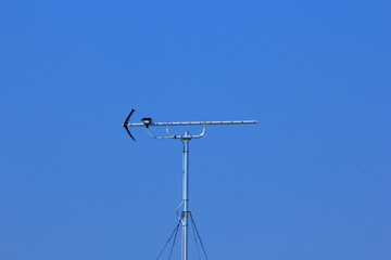 青空と地デジアンテナ