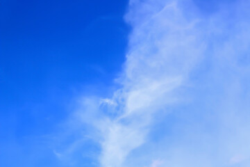 Obraz premium Blue sky and white cloud, autumn sunset background