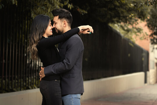 pareja de novios abrazados mirandose frente a frente en una calle del centro de bogota