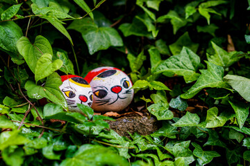 雨上がりの尾道の街角にひっそりと佇む猫の置物