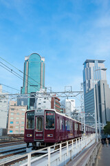 Fototapeta premium 阪急電車と高層ビル