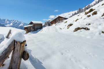 verschneite Bergchalets in den österreichischen Bergen