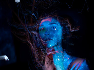 Obraz premium lightpainting portrait, new art direction, long exposure photo without photoshop, light drawing at long exposure