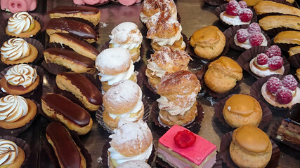petites pâtisseries sur un étalage de boulangerie
