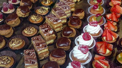 petites pâtisseries sur un étalage de boulangerie