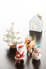 聖夜のイメージ（サンタクロースとスノーマンとトナカイ）