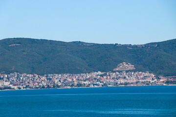 a city between the mountains and the sea