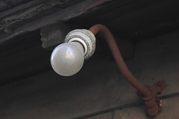軒下の裸電球