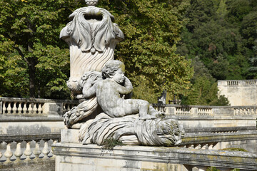Fototapeta na wymiar Statue de chérubin du jardin de la Fontaine à Nîmes, France