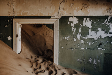 Sanddüne in einem Haus in Kolmannkuppe einem Lost Place in Namibia