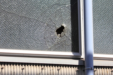 ペアガラスの防犯対策:千葉県船橋市「バク」が解説するフィルムの効果と注意点