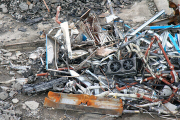 倉庫の解体作業の残骸