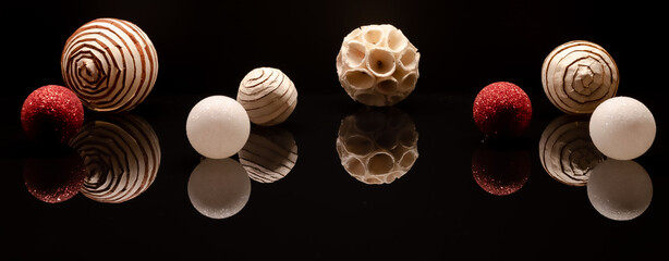 Décorations de Noël zéro déchet avec boules en papier recyclable pour arbre de Noël. Concept écologique de décorations.