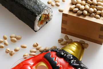 鬼の面と升に入った豆と巻寿司