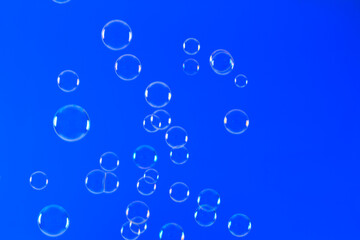 青バックのシャボン玉