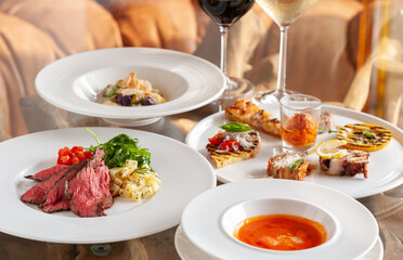 レストランのテーブルに並んだ料理とワイン　イタリアン