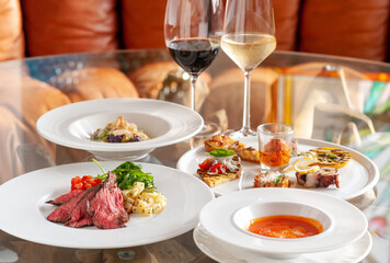 レストランのテーブルに並んだ料理とワイン　イタリアン