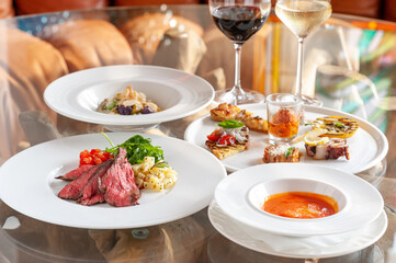 レストランのテーブルに並んだ料理とワイン　イタリアン