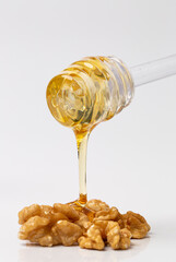 Mel com nozes. Deliciosa combinação.
