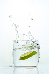 Splash limón en agua