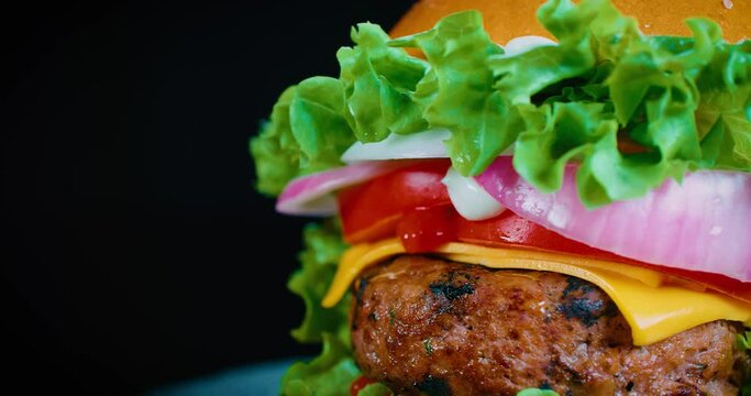 Close up de Hamburguesa jugosa y apetitosa girando.  4K