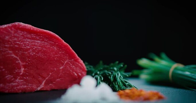 Slider en carne crudo roja y fresca. Ingredientes para preparar carnes. Barbecue. 4K