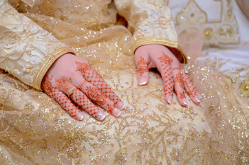 The hand of the Arab bride is tattooed with red henna. Arab wedding traditions
