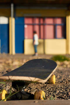 Ni&ntilde;o y patineta