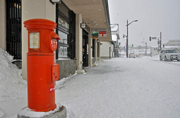 厳冬の松前・丸い郵便ポストのある風景