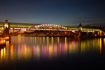 Fototapeta na wymiar Andreyevsky Pushkinsky Bridge in Moscow at evening twilight