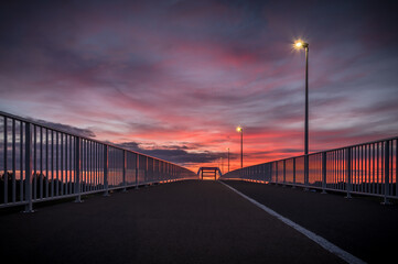 most dla pieszych w Opolu o wschodzie słońca