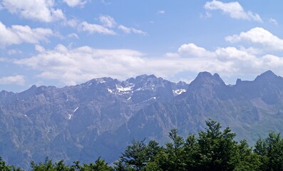 Paisagem de montanhas em Picos de Europa / Espanha