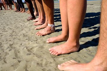 Obraz na płótnie Canvas feet on the beach