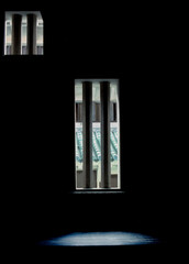 天守閣の矢狭間より城内を見る