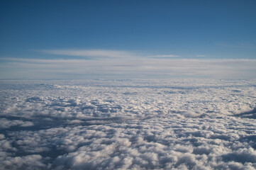 Fototapeta na wymiar Sonne über den Wolken, Blick aus dem Flügzeugfenster