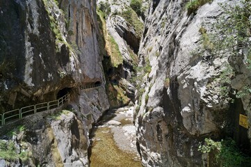 Fototapeta na wymiar Túneis rochosos na trilha Ruta del Cares / Espanha
