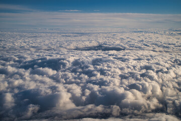 Fototapeta na wymiar Sonne über den Wolken, Blick aus dem Flügzeugfenster