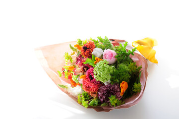 白バックに春の花のブーケ