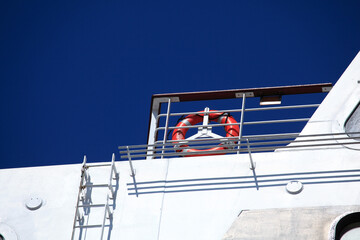 客船の救命浮き輪
