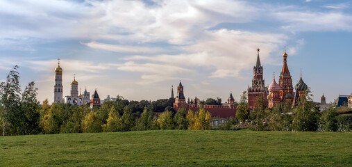 Fototapeta premium Panoramic view of Moscow Kremlin and St.Basil's cathedral from Zaryadye Park, one of the main tourists attraction in Moscow, Russia.
