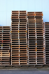 倉庫の前に積まれたパレット