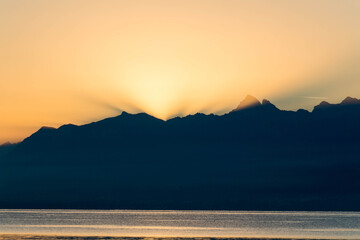 Fototapeta na wymiar lever du soleil sur le lac de Genève