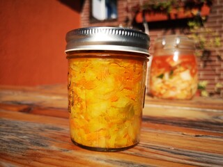 Selbst haltbar gemachtes Curry Sauerkraut mit Kurkuma, fermentiert