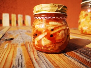 In Salzlake mit Räucherpaprika fermentierte Zwiebeln