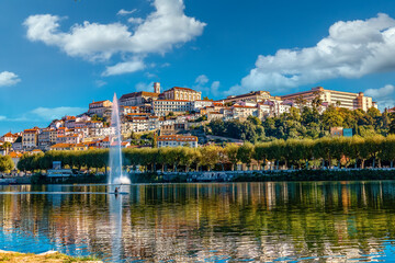 Fototapeta na wymiar Cidade de Coimbra vista do Mondego