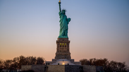 Fototapeta premium Statue of Liberty during sunset in the evening