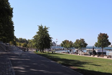 Le quai Victor Augagneur le long du fleuve Rhône à Lyon, rive aménagée en zone piétonne et cycliste sans voiture, ville de Lyon, département du Rhône, France